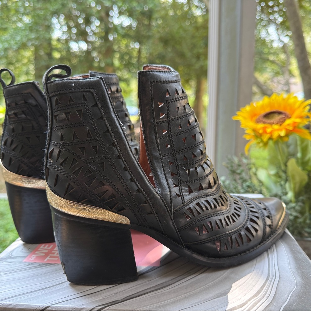 Jeffrey Campbell Black and Gold Sabrosa Ankle Booties Sz 8